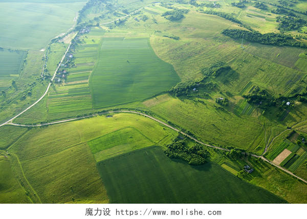 农村与农田的鸟瞰图